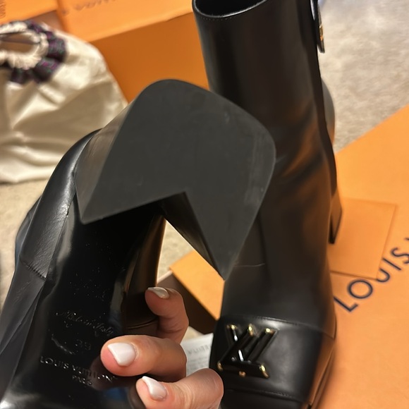 Louis Vuitton Shake Ankle Boot - Picture 6 of 15